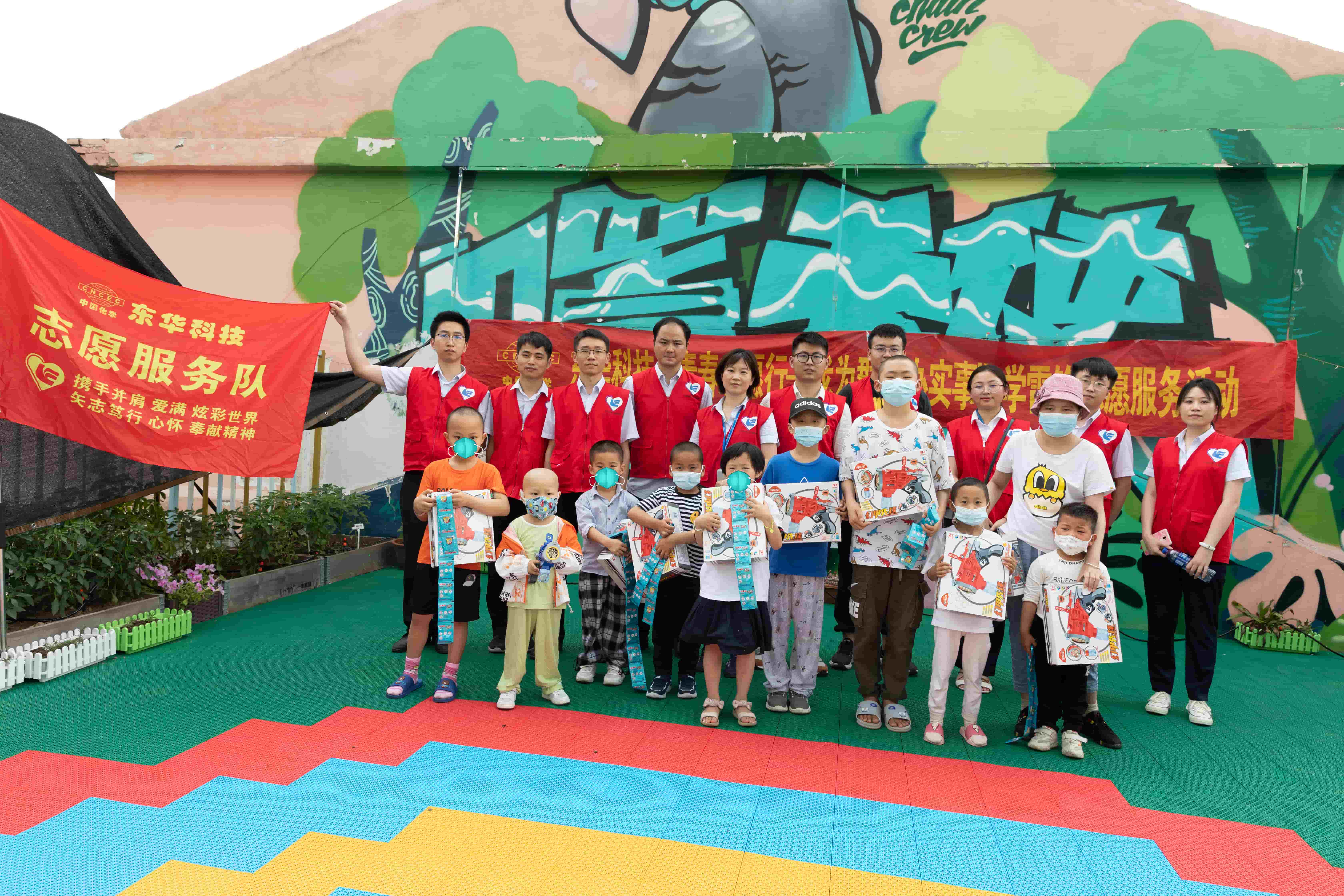 2021年6月1日，藍(lán)鴿志愿服務(wù)隊(duì)陪“口罩天使們”度過六一兒童節(jié)