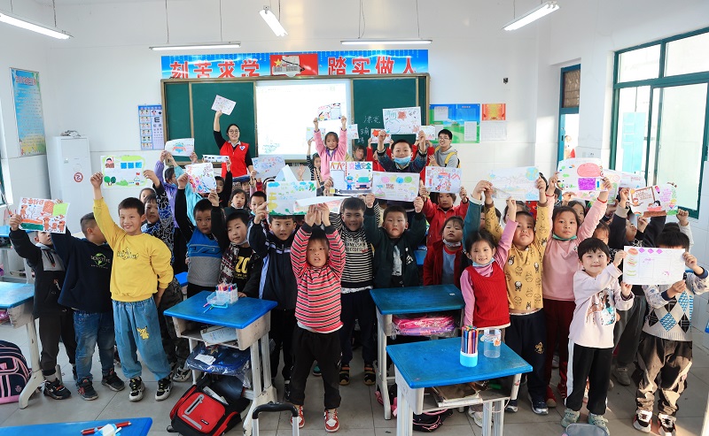 2021年11月5日，藍(lán)鴿志愿服務(wù)隊(duì)攜手安徽向日葵公益助學(xué)服務(wù)中心到大別山區(qū)開(kāi)展公益助學(xué)活動(dòng)（1）