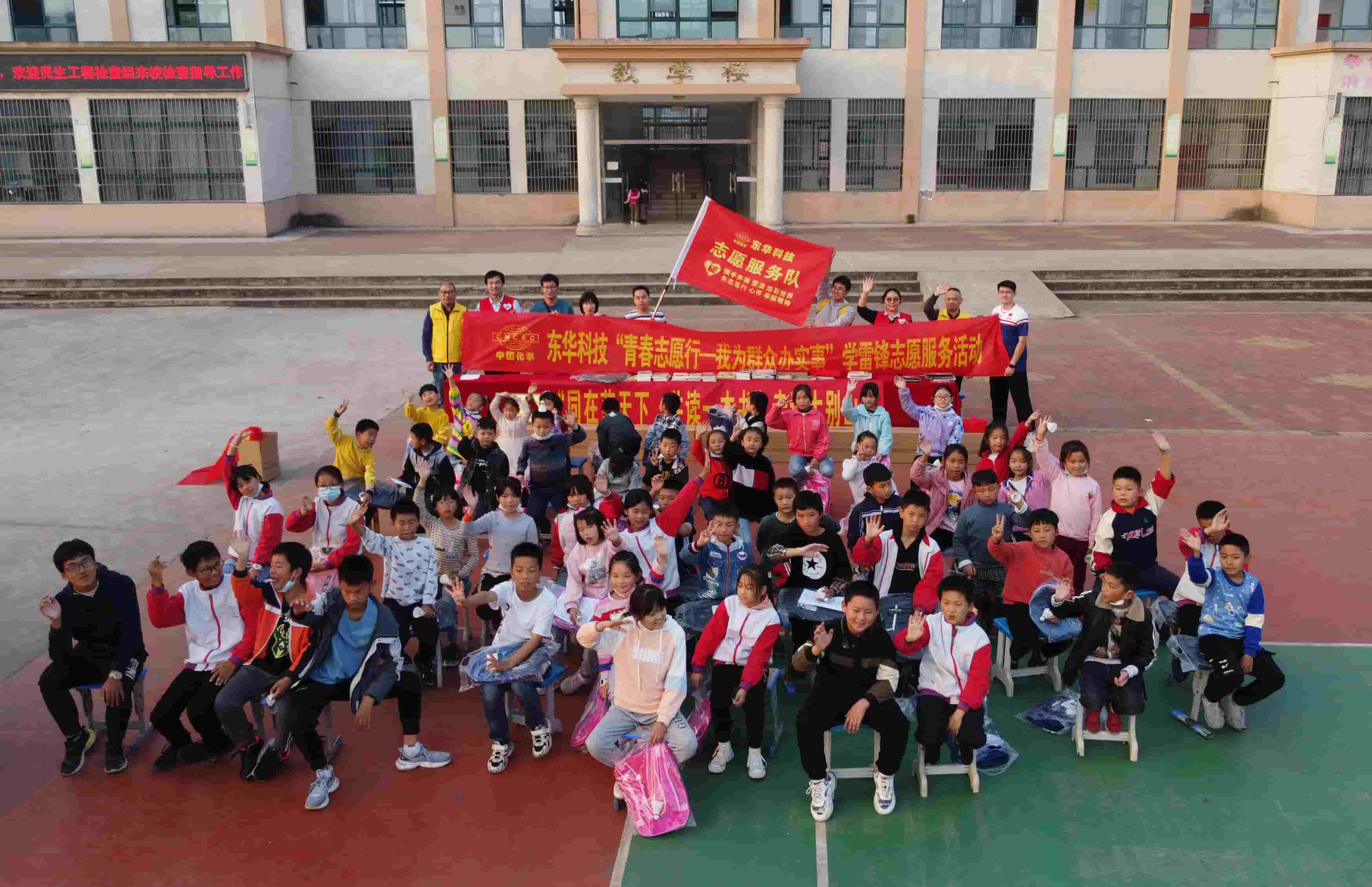 2021年11月5日，藍(lán)鴿志愿服務(wù)隊(duì)攜手安徽向日葵公益助學(xué)服務(wù)中心到大別山區(qū)開(kāi)展公益助學(xué)活動(dòng)（2）